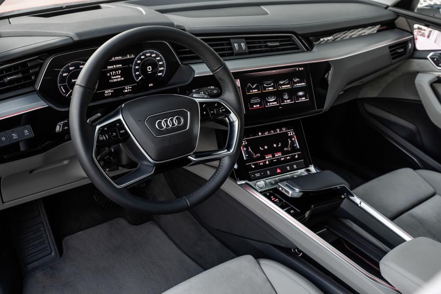 Интерьер Audi e-tron 55 Quattro 2019 года  (WW) (фото 234 из 452)
